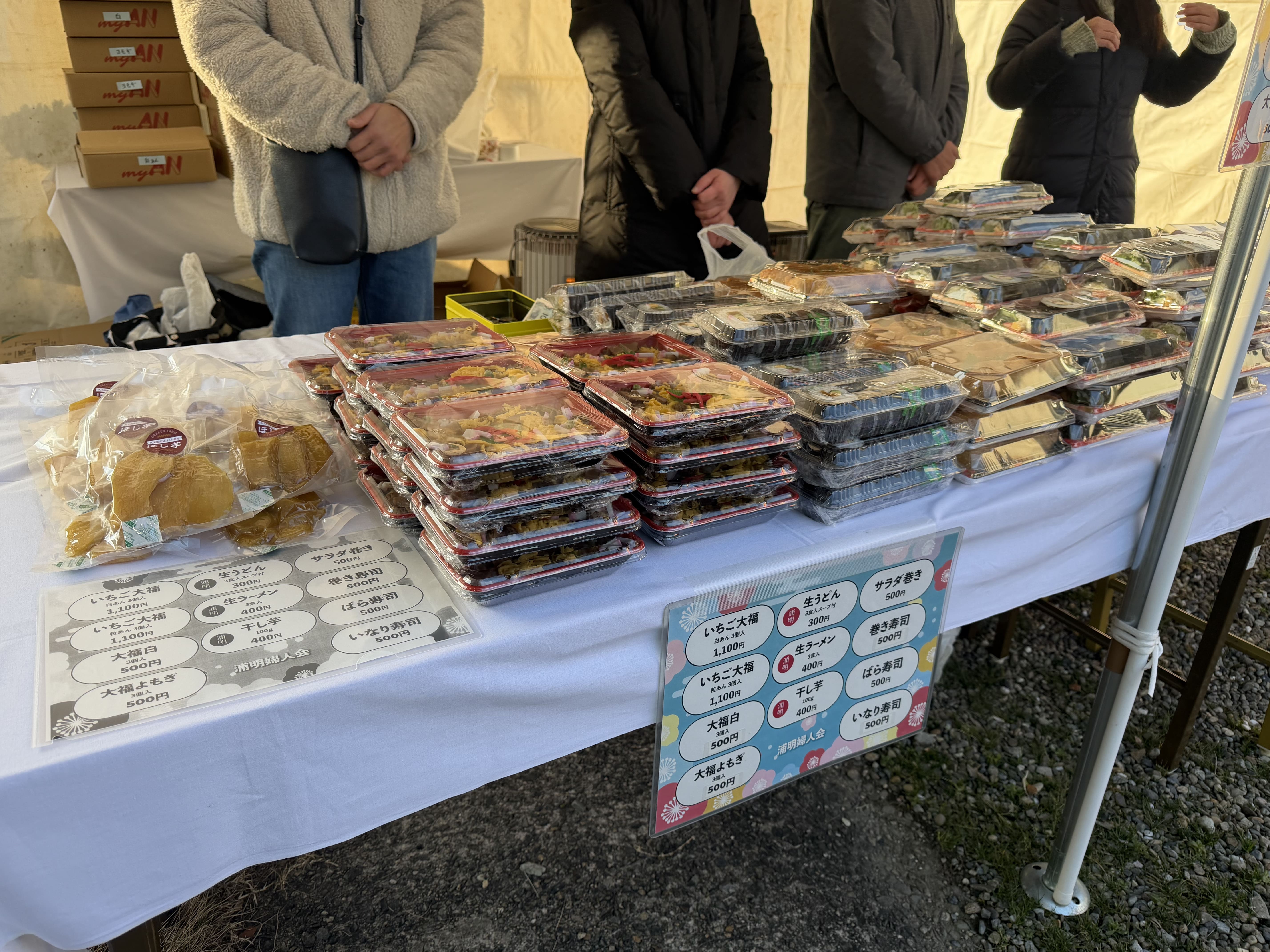 境内でお寿司等を販売する様子