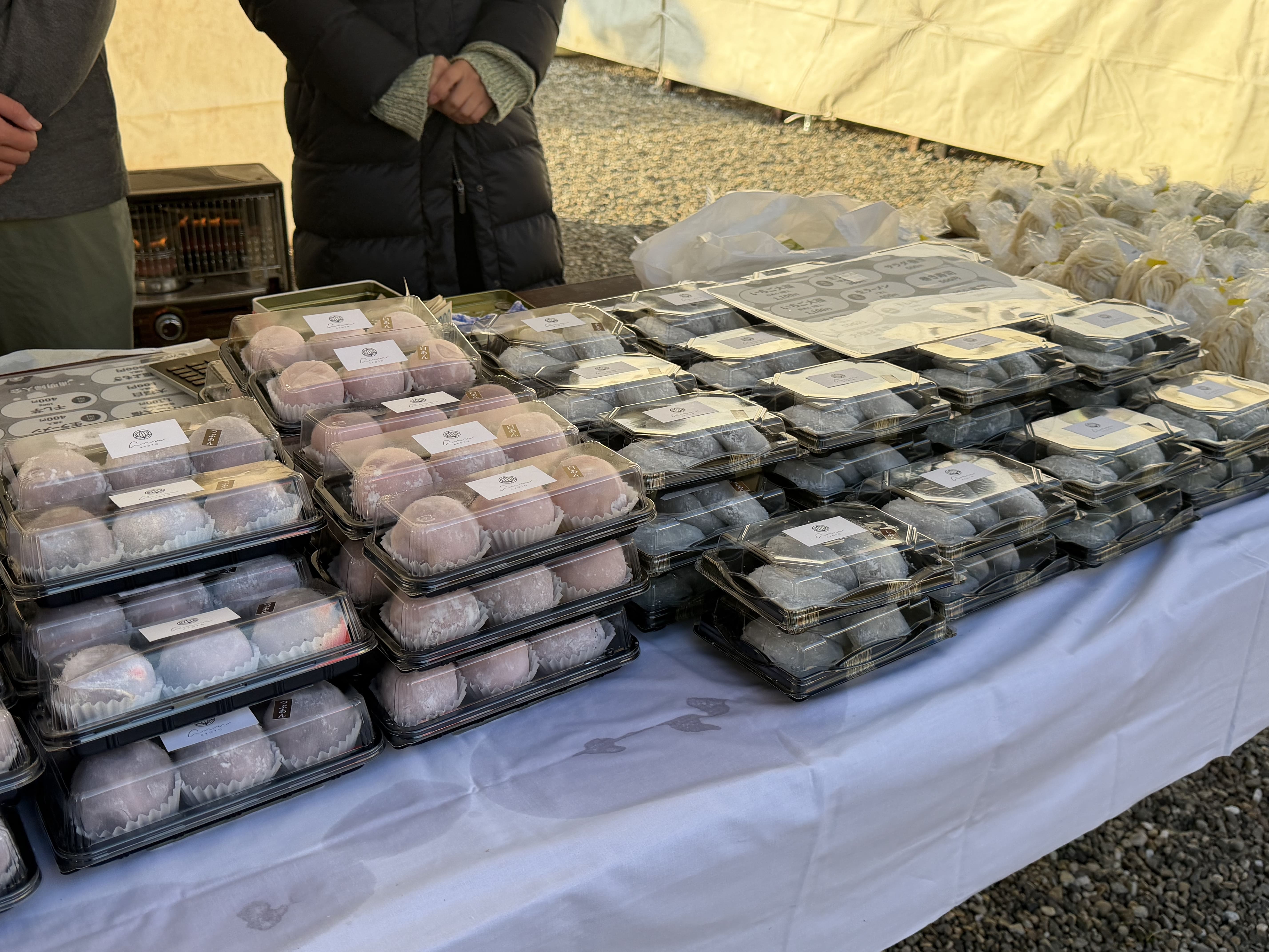 境内でお寿司等を販売する様子